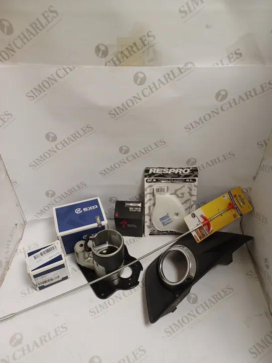 BOX OF APPROXIMATELY 20 ASSORTED VEHICULAR PRODUCTS TO INCLUDE REPLACEMENT WING MIRROR, WISHBONE BRUSH, INNER BICYCLE TUBE ETC 