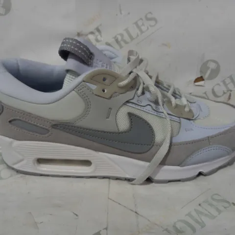 BOXED PAIR OF NIKE TRAINERS IN WHITE/CREAM/GREY UK SIZE 5.5