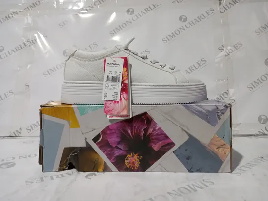 BOXED PAIR OF ROXY SHEILAHH 2.0 SHOES IN WHITE UK SIZE 6