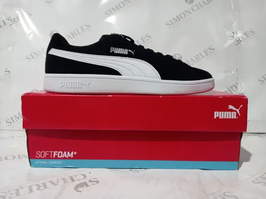 BOXED PAIR OF PUMA SMASH V2 SHOES IN BLACK/WHITE UK SIZE 7