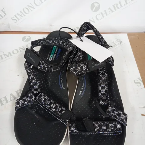 SKECHERS BLACK STRAPPED SANDALS SIZE 5