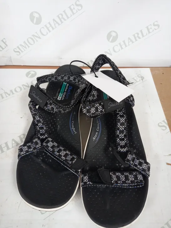 SKECHERS BLACK STRAPPED SANDALS SIZE 5