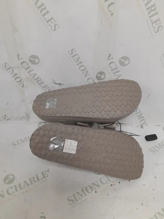 BOXED PAIR OF SKECHERS ARCH FIT FOAMIES SLIDE SANDALS IN DARK TAUPE SIZE 4