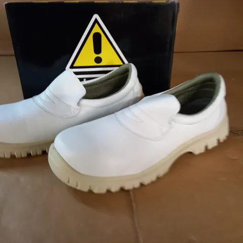 PAIR OF WARNING RESTO CLEAN SAFETY FOOTWEAR - SIZE 44