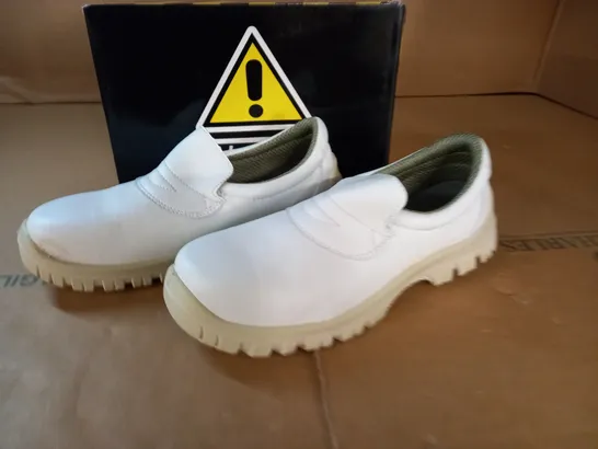 PAIR OF WARNING RESTO CLEAN SAFETY FOOTWEAR - SIZE 44