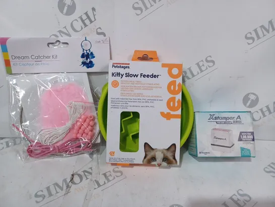 APPROXIMATELY 10 ASSORTED HOUSEHOLD ITEMS TO INLUDE XSTAMPER PRE-INK STAMP, KITTY SLOW FEEDER, DREAM CATCHER, ETC