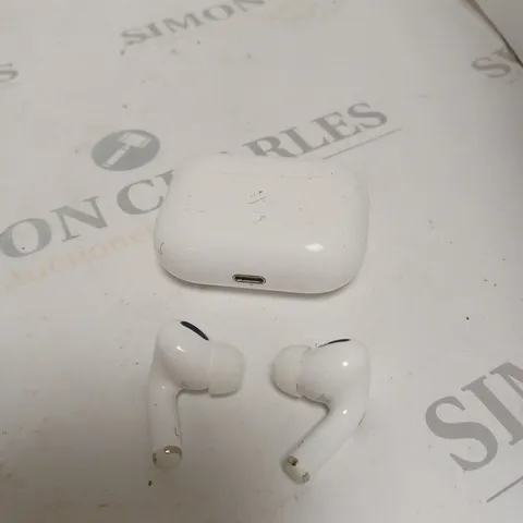 APPLE AIRPODS IN WHITE WITH CHARGING CASE 