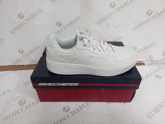 BOXED PAIR OF SKECHERS SPORT COURT 92 SHOES WHITE UK SIZE 9