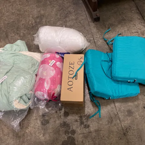 PALLET TO CONTAIN A LARGE ASSORTMENT OF PILLOWS AND CUSHIONS // BRANDS MAY VARY