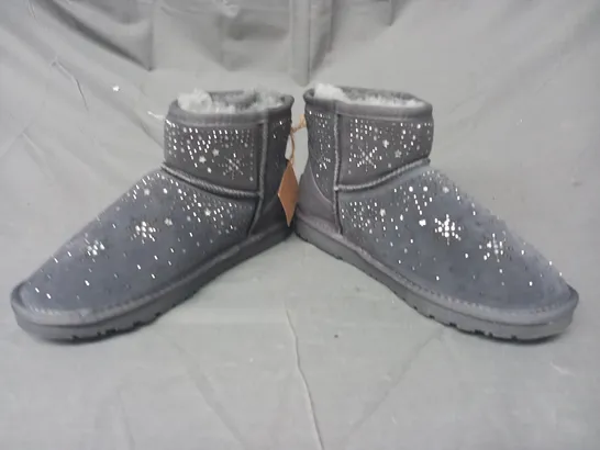 BOXED PAIR OF BONOVA BOOTS IN GREY SIZE 6 