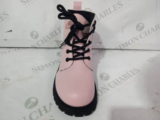 PAIR OF DESIGNER ANKLE BOOTS IN PINK EU SIZE 33