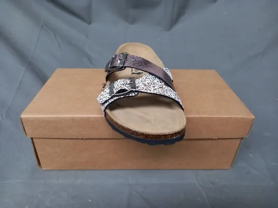 BOXED PAIR OF BONOVA OPEN TOE FLAT SANDALS IN BRONZE SIZE 4