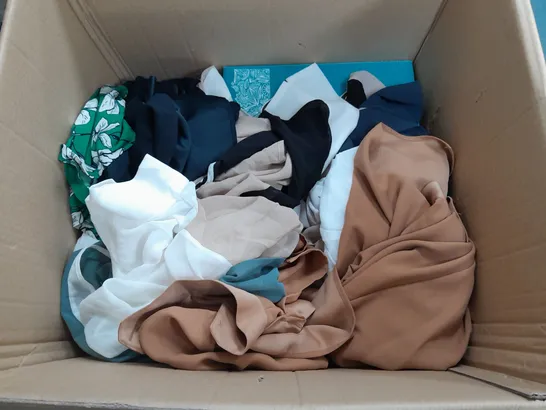 BOX OF APPROXIMATELY 15 ASSORTED CLOTHING ITEMS IN VARIOUS STYLES, COLOURS AND SIZES TO INCLUDE TOPS, BAGS, SHOES ETC