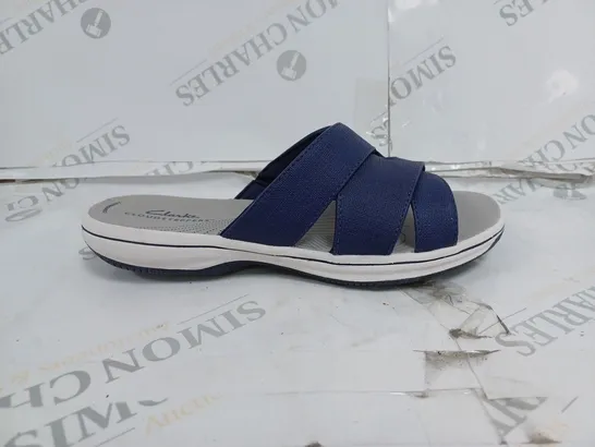 BOXED PAIR OF CLARKS GROVE SANDALS IN DARK NAVY - UK SIZE 5 