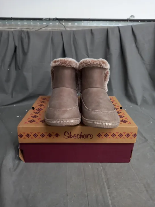 BOXED PAIR OF SKECHERS COZY SLIPPER BOOTS IN TAUPE SIZE 5.5