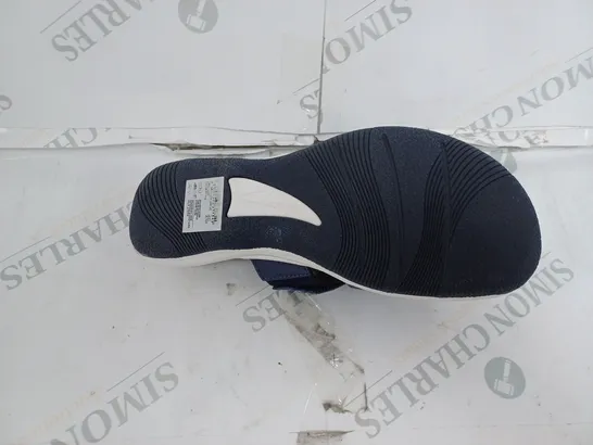 BOXED PAIR OF CLARKS GROVE SANDALS IN DARK NAVY - UK SIZE 5 