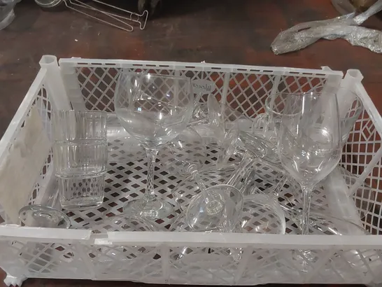 LOT OF ASSORTED GLASSWARE PRODUCTS TO INCLUDE: WINE GLASSES, DRINKS GLASSES ECT - QUANTITY UNSPECIFIED