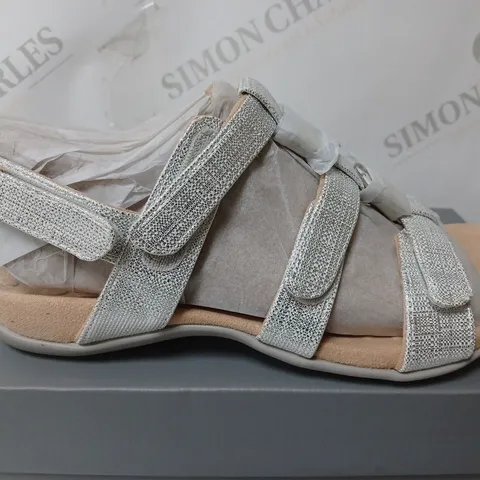 VIONIC AMBER SANDAL 2 IN SILVER - SIZE 6