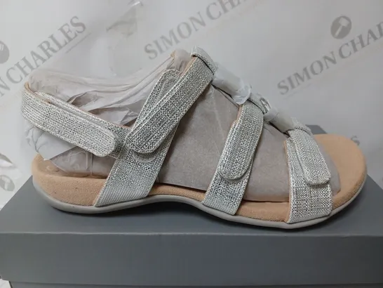 VIONIC AMBER SANDAL 2 IN SILVER - SIZE 6