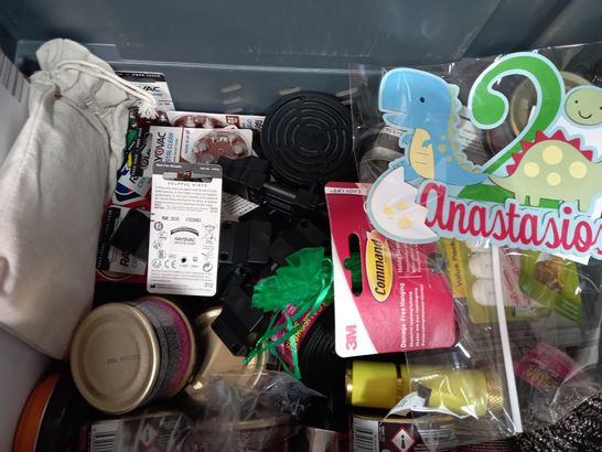 LOT OF APPROXIMATELY 25 ASSORTED HOUSEHOLD ITEMS TO INCLUDE CAR SCENTS, ROOTING POWEDER, DESIGNER MIRROR AND BRUSH, ETC