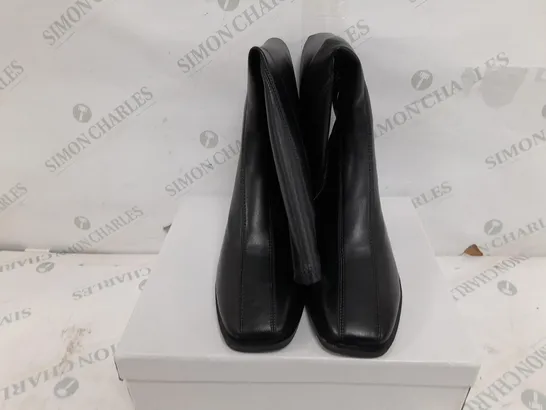 BOXED PAIR OF FIONA KNEE HIGH BOOTS IN BLACK - SIZE 39