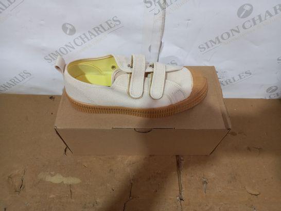 BOXED PAIR OF NOVESTA SHOES SIZE 23