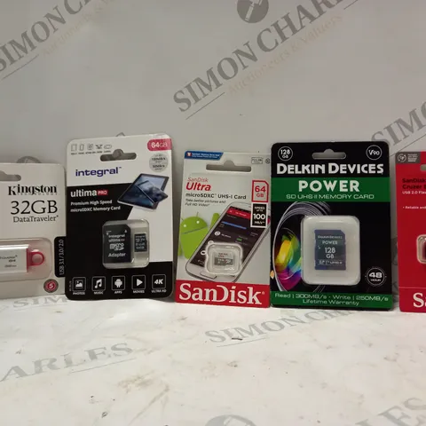 BOX OF APPROXIMATELY 15 ASSORTED ITEMS TO INCLUDE - SANDISK CRUZER BLADE 32GB - SANDISK ULTRA MICROSDXC 64GB - KINGSTON 32GB DATA TRAVELER ECT