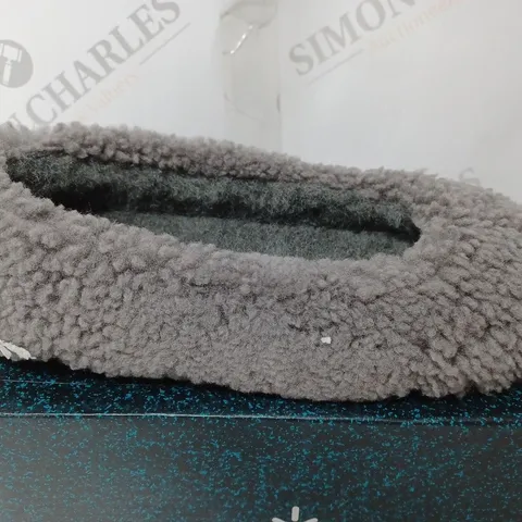 PAIR OF BOXED EMU AUSTRALIA "MIRA" SLIPPERS IN CHARCOAL, UK SIZE 4