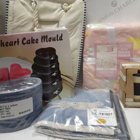 LOT OF APPROX 6 ASSORTED HOUSEHOLD ITEMS TO INCLUDE BIODEGRADABLE BAMBOO FIBRE CUP, HEART CAKE MOULDS, GLOW IN THE DARK BLACKET THROW, ETC