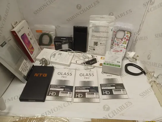 LOT OF APPROXIMATELY 25 PHONE ACCESSORIES AND ELECTRICALS TO INCLUDE TEMPERED GLASS SCREEN PROTECTORS, POWER BANKS, USB ADAPTERS, ETC