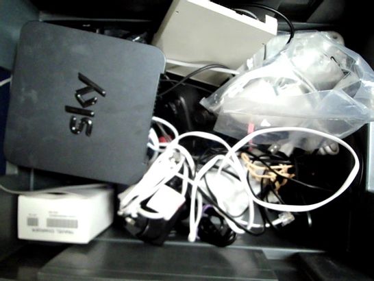 LOT OF APPROXIMATELY 15 ASSORTED ELECTRICAL ITEMS, TO INCLUDE DAEWOO EARPHONES, USB-C HUB, FENDER INSTRUMENT CABLE, ETC