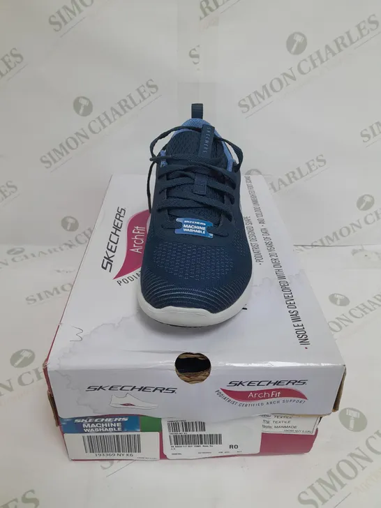 BOXED PAIR OF SKECHERS ARCH FIT TRAINERS IN NAVY SIZE 6