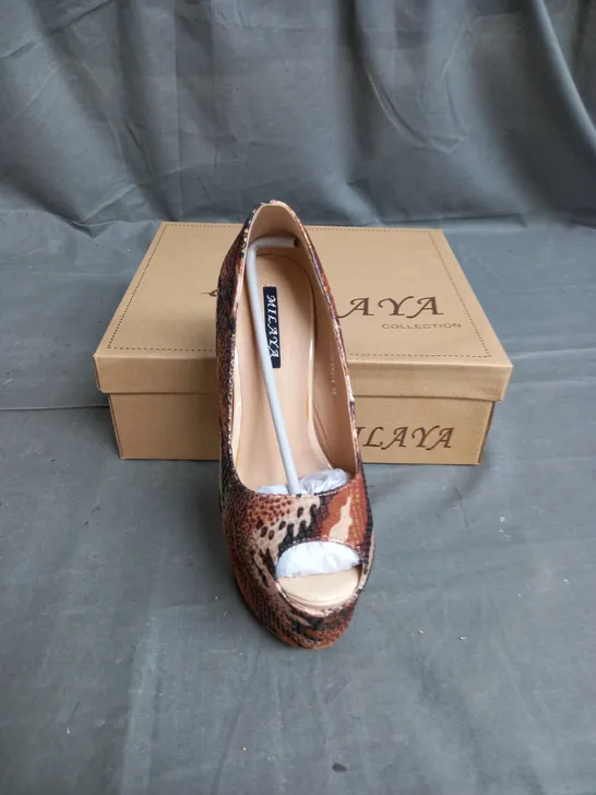 BOX OF APPROX 12 PAIRS OF OPEN TOE HEELS IN CAMEL - VARIOUS SIZES