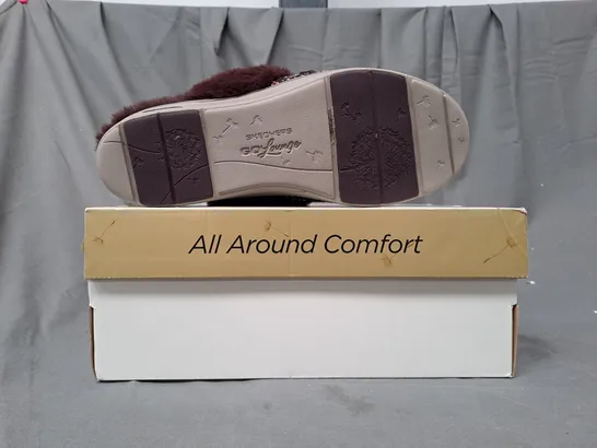 BOXED PAIR OF SKECHERS ARCH SLIPPERS IN BURGUNDY UK SIZE 6