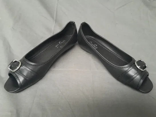 BOXED PAIR OF SOFIA PEEP TOE SLIP-ON SHOES IN BLACK EU SIZE 37