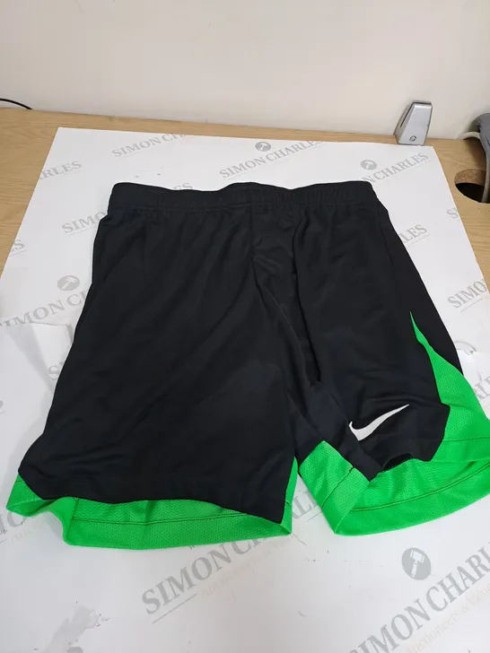 BLACK/GREEN NIKE SHORTS SIZE M