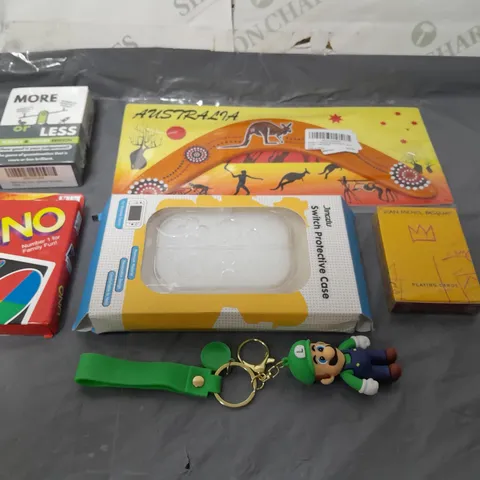 BOX OF APPROX 20 ASSORTED ITEMS TO INCLUDE - BOOMERANG, UNO, SWITCH CASE ETC