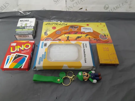 BOX OF APPROX 20 ASSORTED ITEMS TO INCLUDE - BOOMERANG, UNO, SWITCH CASE ETC