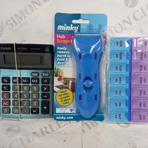 LOT OF APPROXIMATELY 10 ASSORTED HOUSEHOLD ITEMS TO INCLUDE WEEKDAY PILL CADDY, MINKY HOB SCRAPER, CASIO CALCULATOR, ETC