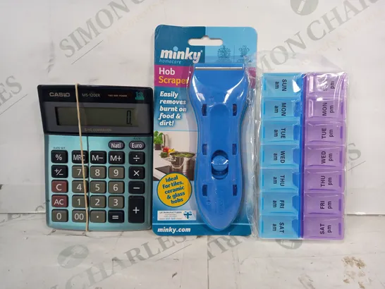 LOT OF APPROXIMATELY 10 ASSORTED HOUSEHOLD ITEMS TO INCLUDE WEEKDAY PILL CADDY, MINKY HOB SCRAPER, CASIO CALCULATOR, ETC