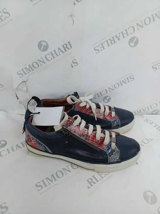 BOXED PAIR OF MODA IN PELLE NAVY "SNAKE" LEATHER TRAINERS SIZE 7