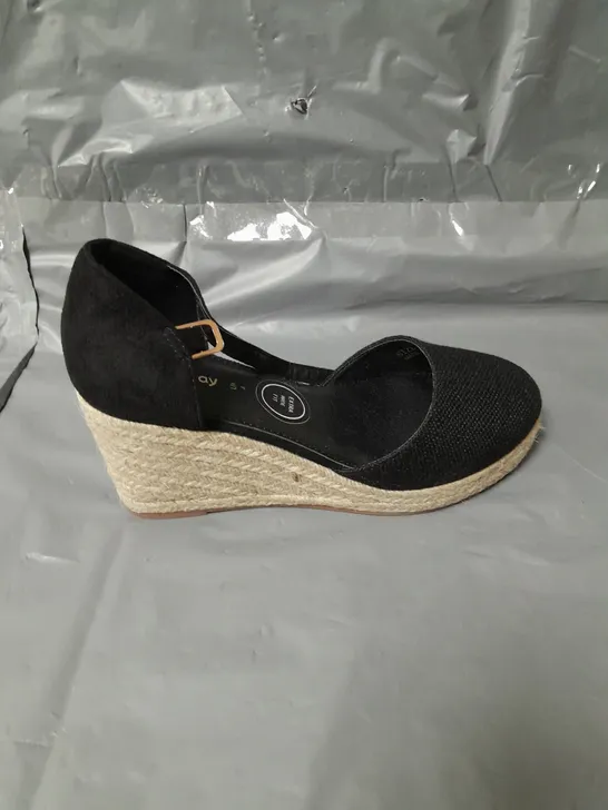 PAIR OF WIDE CLOSED TOE WEDGE SHOES - 4