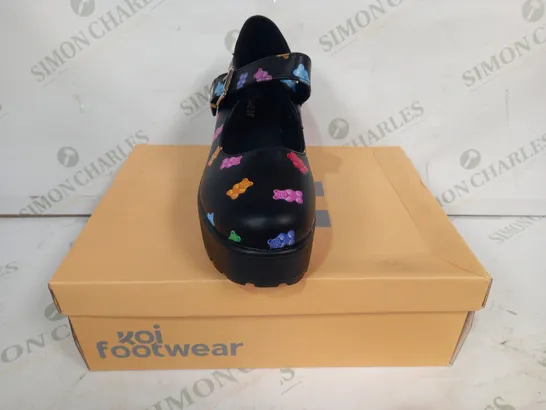 BOXED PAIR OF KOI BLOCK HEEL SHOES IN BLACK W. MULTICOLOUR GUMMY BEAR DESIGN SIZE 4