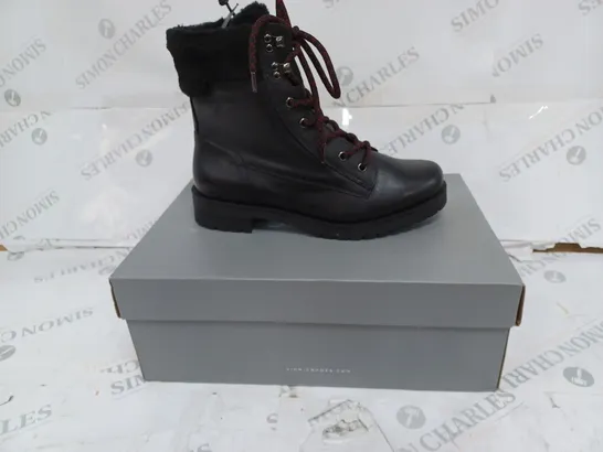 BOXED VIONIC MYSTIC ZOE URBAN HIKER LEATHER BOOTS- SIZE 6 