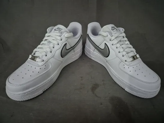 BRAND NEW BOXED PAIR OF NIKE WOMEN'S AIR FORCE 1 '07 ESS SHOES IN WHITE/METALLIC SILVER UK SIZE 4.5