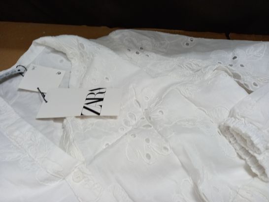 ZARA WHITE SLEEVED DRESS WITH EMBROIDERED FLORAL DETAIL - EUR S