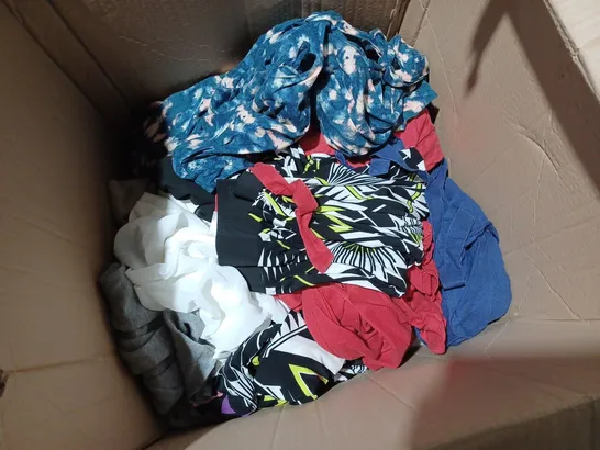 BOX OF APPROX 30 ASSORTED CLOTHING ITEMS TO INCLUDE D&CO - WYNNE LAYERS - ETC