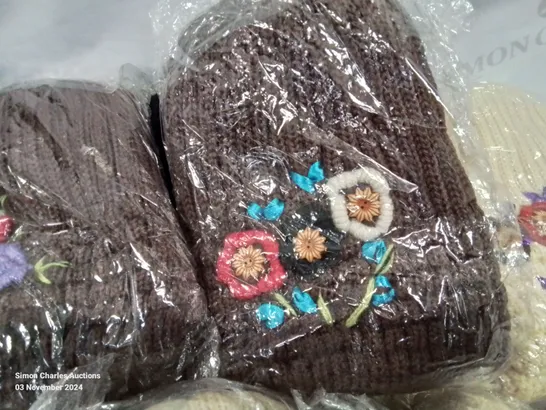 LOT CONTAINING LARGE AMOUNT OF BAGGED WOOLEN HATS IN VARIOUS COLOURS AND DESIGNS 