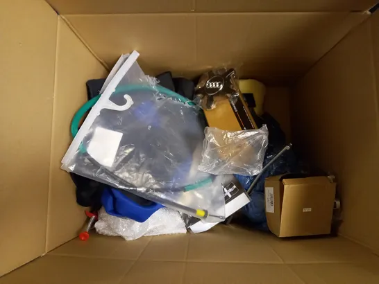 BOX OF APPROX 10 ITEMS TO INCLUDE 10L STORAGE CONTAINER, AUDI WHEEL CAPS AND 50KG POCKET BALANCE