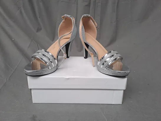 BOXED PAIR OF DESIGNER OPEN TOE HIGH HEEL SANDALS IN METALLIC SILVER W. GLITTER EFFECT EU SIZE 40